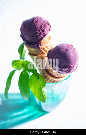 Acai Eis in der Waffel Stockfoto