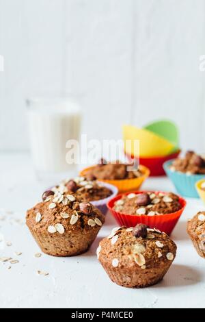 Oat Muffins mit Haselnüssen und Banane Stockfoto