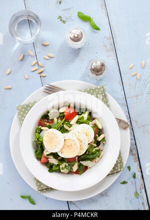 Nudelsalat mit ei Florentiner Stockfoto