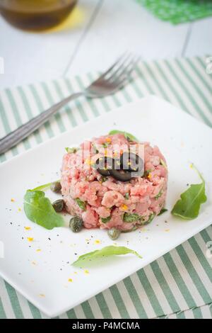 Tartar mit Oliven und Kapern Stockfoto