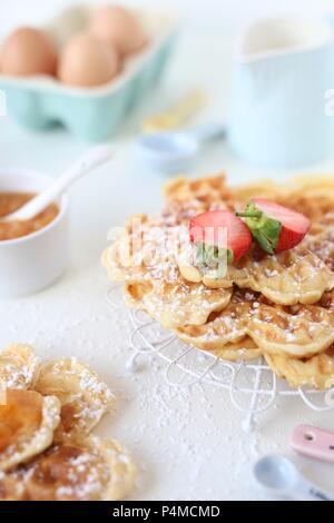 Selbstgemachte Waffeln mit Aprikosenmarmelade und Erdbeeren Stockfoto