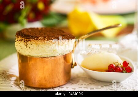 Süßes souffle mit Kakao, Sorbet und Beeren Stockfoto