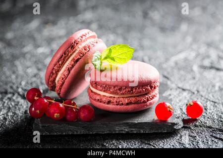 Johannisbeer Makronen auf einen schwarzen Stein Stockfoto