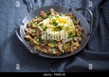 Ribbon Nudeln mit veganer Soja Sahne und eingelegte Gurken Stockfoto