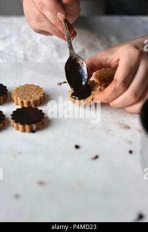 Raw vegan Hafer Kekse mit Schokoladenüberzug Stockfoto