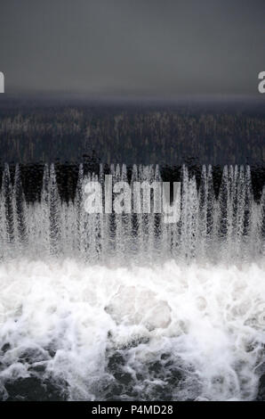 Ein Bild des fließenden Wassers. Der Damm ist so konzipiert, dass der Wasserstand in den Flüssen innerhalb der Stadt zu regeln und technischen Wasser Industrie zur Verfügung zu stellen Stockfoto