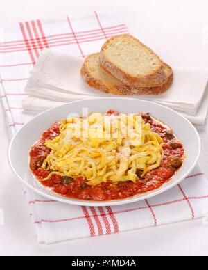 Uova in Trippa (italienische Omelette Streifen in Tomatensoße) Stockfoto