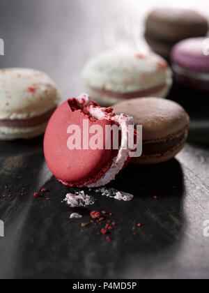 Französische Macarons, mit einem Bissen aus sich gezogen werden. Stockfoto