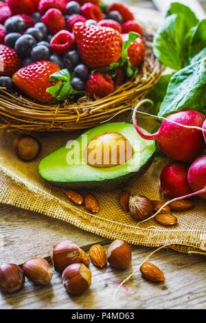 Eine Anordnung von Beeren, Gemüse und Nüsse Stockfoto