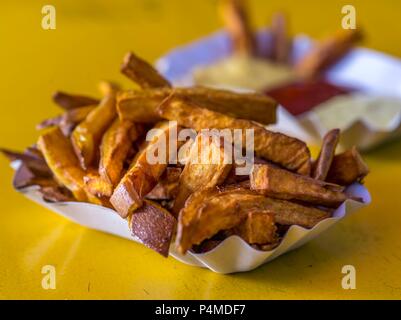 Chips mit Senf, Ketchup und Mayonnaise Stockfoto