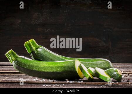 Zucchini in Scheiben geschnitten, mit Salz und Pfeffer Stockfoto