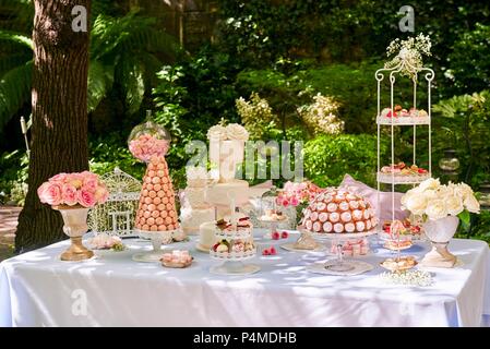 Kuchenbuffet für eine Hochzeit in einem Garten Stockfoto