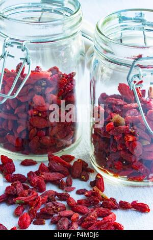 Goji Beeren, verlieren und in die Gläser, auf einem hellen Oberfläche Stockfoto