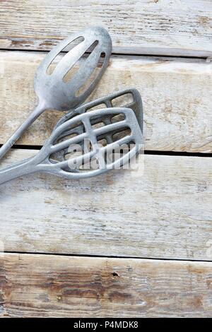 Drei alte Metall Spatel auf einer hölzernen Hintergrund Stockfoto