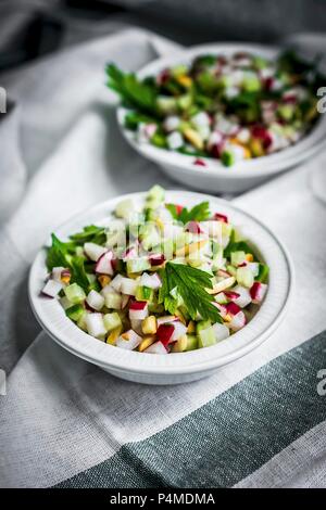 Salat auf einem küchenhandtuch Stockfoto