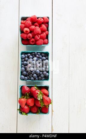 Himbeeren, Heidelbeeren, Erdbeeren im Körbchen aus Pappe Stockfoto