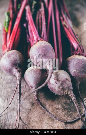 Rote Bete auf einer hölzernen Oberfläche Stockfoto