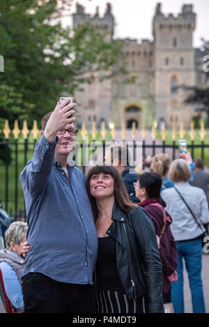 Ein paar Nehmen ein selfie vor Windsor Castle am Abend vor der königlichen Hochzeit von SKH Prinz Harry und Frau Meghan Markle. Stockfoto
