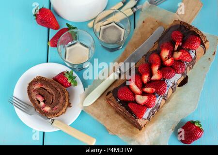 Schokolade Swiss roll mit Erdbeeren Stockfoto