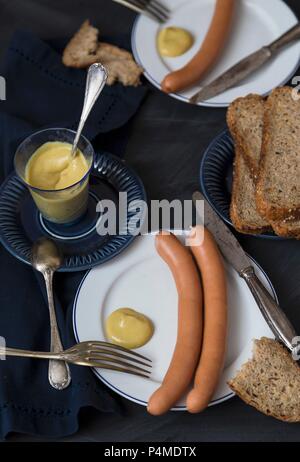 Hot Dog Würstchen mit Senf und Brot Stockfoto