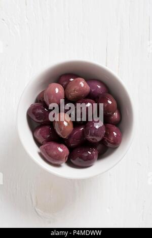 Viola marocchina Oliven in einer weißen Schüssel Stockfoto