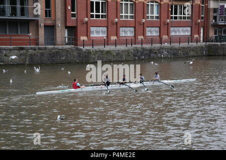 Kinder Rudern auf dem Fluss Avon, Bristol, England. Stockfoto