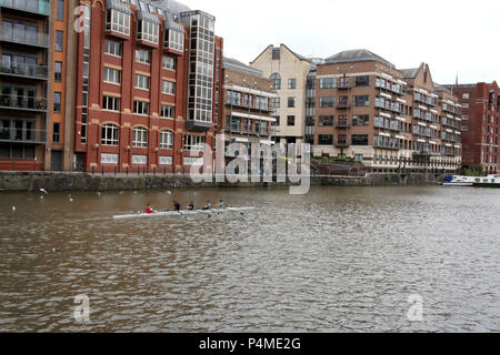 Kinder Rudern auf dem Fluss Avon, Bristol, England. Stockfoto