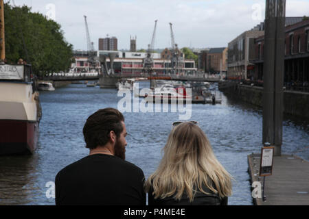 Ein junges Paar sitzen auf Broad Quay, Bristol, England. Stockfoto