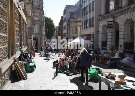 Leute einkaufen bei Sankt Nikolaus Markt in Bristol, England. Stockfoto