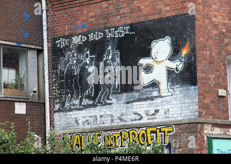 Straßenkunst von Banksy, dem milden Westen in Stokes Croft, Bristol, England. Stockfoto