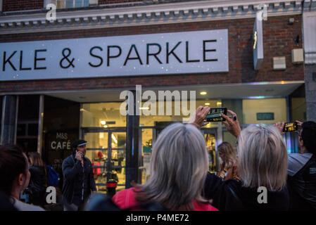 Die Marks und Spencer Store in der Nähe von Windsor Castle rebranded Während der königlichen Hochzeit bin arkle und Sparkle' die Hochzeit von SKH Prinz Harry und Frau Meghan Markle zu feiern. Zwei Damen ein Foto der Storefront auf ihren Smartphones. Stockfoto