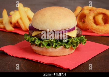 Nahaufnahme des Hamburger mit Pommes Frites und Zwiebel Ringe Stockfoto