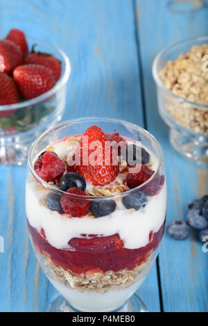 Nahaufnahme des Mixed fruit Parfait Stockfoto