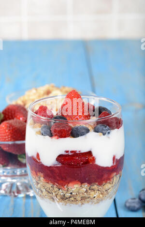 Closeup Parfait mit gemischten Obst Beeren Stockfoto