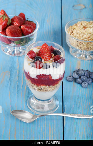 Mixed fruit Parfait mit Löffel Stockfoto