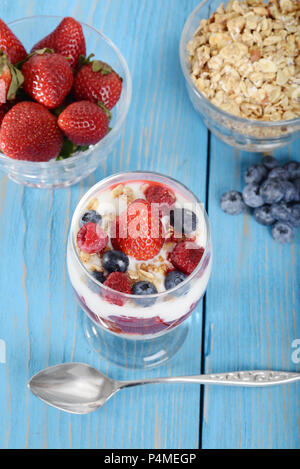 Ansicht von oben Mixed berry Parfait mit Löffel Stockfoto