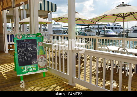 Schilder im Marsh Harbour Bahamas auf Great Abaco. Menüs für Restaurants, Zeichen für die Karte von Marsh Harbour. Stockfoto