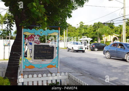 Schilder im Marsh Harbour Bahamas auf Great Abaco. Menüs für Restaurants, Zeichen für die Karte von Marsh Harbour. Stockfoto