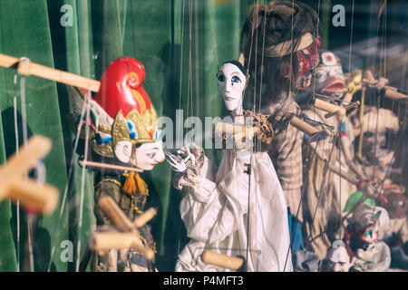 Marionetten in einem Fenster. Moreton in Marsh, Warwickshire, England. Vintage Filter angewendet Stockfoto