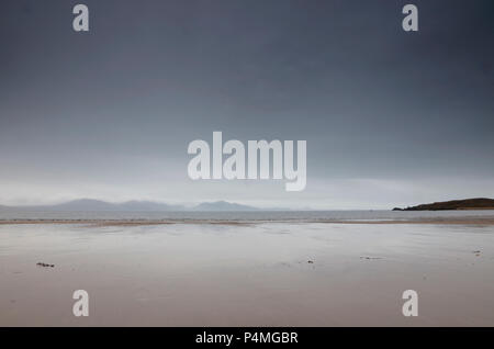 Anzeigen aus llanddwyn Bay, Angelsey, über caenarfon Bay nach llangefni Mawr und Yr Eifl auf der Halbinsel Lleyn, Gwynedd, Wales, Großbritannien Stockfoto