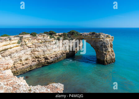 Praia de Albandeira - schöne Küste und Strand der Algarve, Portugal Stockfoto