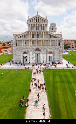 PISA, Italien - 31. MAI 2018: Besucher am Pisa Dom auf der Piazza dei Miracoli (Piazza del Duomo), berühmten UNESCO-Weltkulturerbe und sehr beliebten t Stockfoto