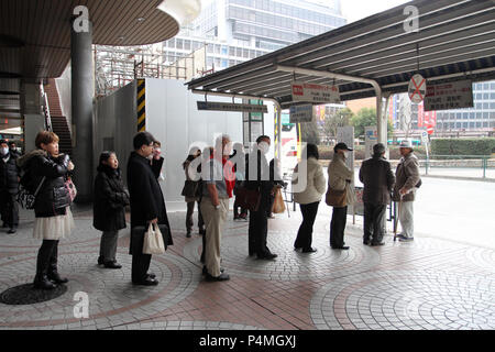 Disziplin Japaner sind die wartenden Board einen öffentlichen Bus in Tokio, Japan - Jan 24, 2011 Stockfoto