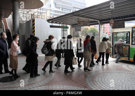 Disziplin Japaner sind die wartenden Board einen öffentlichen Bus in Tokio, Japan - Jan 24, 2011 Stockfoto