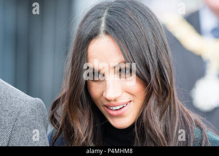 Prinz Harry und Meghan Markle Ankunft in Edinburgh Castle auf ihrer ersten offiziellen gemeinsamen Besuch in Schottland. Sie sind offiziell an die Stadt von der Royal Marines Schottland Band auf dem Vorplatz des berühmten Edinburgh Castle begrüßte am 13. Februar 2018. Stockfoto