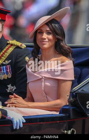 Prinz Harry, Herzog von Sussex, Meghan, Herzogin von Sussex, an der Beförderung Prozession die Mall nehmen während der jährlichen Parade. Die Farbe, die am 19. Juni in London, England 2018. Die Farbe ist eine militärische Parade offiziellen Geburtstag der Königin Elisabeth II. zu markieren, und stammt aus der Zeit von Charles II. im 17. Jahrhundert, als die Farben eines Regiments waren als Sammelpunkt im Kampf verwendet. Stockfoto