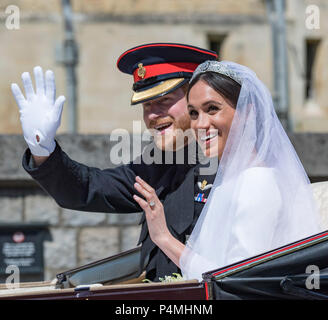 Die neu verheiratete Herzog und die Herzogin von Sussex Windsor Castle im Ascot Landau Schlitten fahren während der Prozession nach St. George's Kapelle, Schloss Windsor am 19. Mai 2018 in Windsor, England verheiratet. Prinz Heinrich heiratet Frau Meghan Markle in einem Gottesdienst in der St. George's Chapel im Gelände von Schloss Windsor. Stockfoto