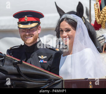 Die neu verheiratete Herzog und die Herzogin von Sussex Windsor Castle im Ascot Landau Schlitten fahren während der Prozession nach St. George's Kapelle, Schloss Windsor am 19. Mai 2018 in Windsor, England verheiratet. Prinz Heinrich heiratet Frau Meghan Markle in einem Gottesdienst in der St. George's Chapel im Gelände von Schloss Windsor. Stockfoto