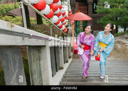 Kimono zwei Asiatische japanische Mädchen gehen auf Treppe genießen Sie den Urlaub Stockfoto