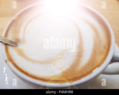 Tasse Cappuccino auf Holztisch, Ansicht von oben Stockfoto